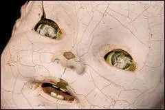 Comment s'appelle la poupée que l'on voit tout au long du film ?