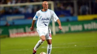 Trouvez le nom de cet ancien joueur de football !