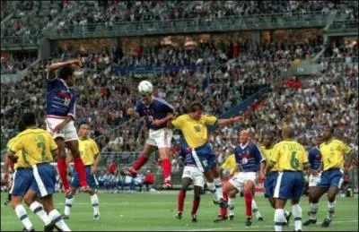Il a marqué deux buts de la tête lors de la finale de la Coupe du monde, en 1998. Qui est-ce ?