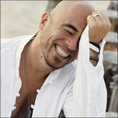 Il est l'auteur des chansons tels que "Lucie" ou encore "les meilleurs ennemis". C'est...