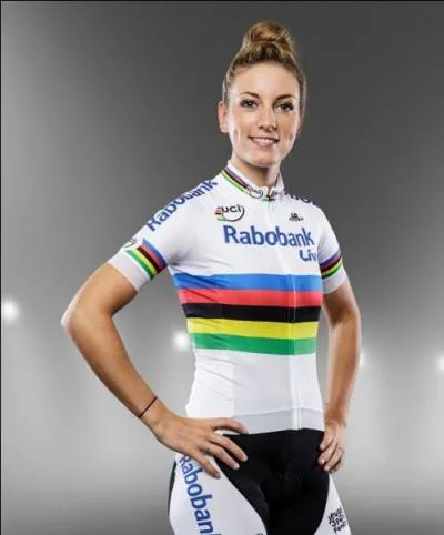 Qui est cette compétitrice triple championne du monde la même année en cyclo-cross , en route et en VTT en 2015 ?