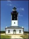 Construit entre 1835 et 1839, le phare de Pen-Men doit son nom à la pointe où il se trouve. C'est le phare le plus puissant du Morbihan avec une portée de plus de 50 km, sur l'île ...