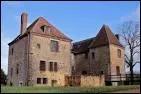 Maison forte située à Rueil-la-Gadelière, qui défendit les hameaux alentour contre les attaques ennemies anglaises pendant la Guerre de Cent Ans. Où est située cette forteresse ?