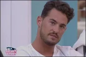 Avec qui Rémi est-il en couple dans la maison ?