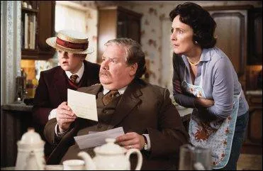 Qui a apporté Harry devant la maison de sa tante ?