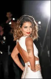 A-t-elle un tatouage sur le dos ?