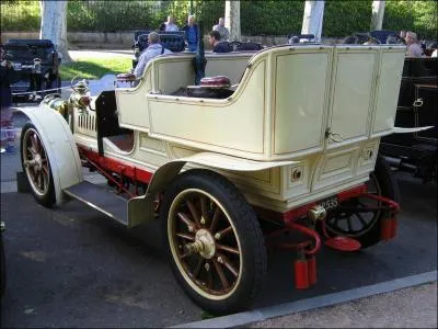 Comment se fait appeler Charles Nungesser après son fait d'arme à bord d'une voiture de la marque "Mors" ?