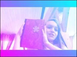 Il reste des centaines de youtubeurs pour cette dernière question, mais j'ai choisi une fillette : Julia Salesses. Ses vidéos traitent de tous les sujets ; vous pourrez la voir à la piscine, ou même voir ses fournitures scolaires. Combien de frères dit-elle avoir ?