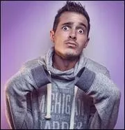 Jimmyfaitlcon éclata de rire. « Pourquoi faire ? Nous ferions mieux d'aller à Paris ! Bref. Regardez une de mes vidéos pour comprendre en quoi consistent réellement des vacances à l'étranger... »