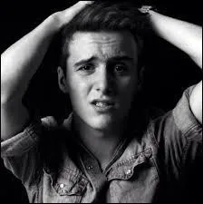 Hugo Tout Seul décida alors de l'interrompre. « Cyprien, réfléchis... Si nous faisons cette fête en France, nos fans trouveront le moyen de venir ! En Pologne, on nous laissera faire ce qu'on veut sans dérangement. Je propose d'aller dans la capitale polonaise... »