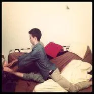 Seb la Frite continua. « Bref, on pourrait aussi apprendre des choses, non ? Je peux vous apprendre à... »