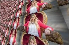 Qui suis-je ? Je m'appelle Marie Lopez, je suis née en 1995 et j'ai presque deux millions d'abonnés sur YouTube (novembre 2015) !