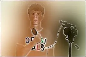 Qui suis-je ? J'ai 28 ans (2015), mon spectacle est "Le Zapping Amazing" et j'ai interprété le propriétaire de Cédric et Marion dans "Scènes de ménage" !