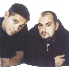 En 1998, dans sa chanson "La Tribu de Dana", quel groupe breton chante "Le vent souffle sur les plaines de la Bretagne armoricaine, je jette un dernier regard sur ma femme, mon fils et mon domaine..." ?