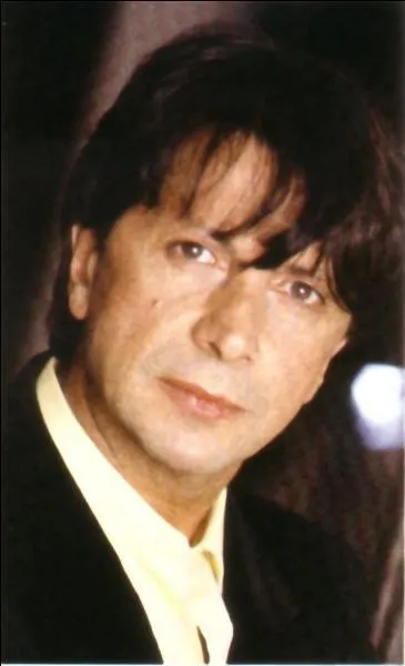 Quelle était la ville du premier amour d'Hervé Vilard ?