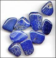 Pierre ornementale, opaque, de couleur bleue, entre l'azur et l'outremer :