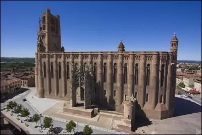 Cathédrale-forteresse construite en briques rouges entre la fin du XIIIe et la fin du XVe. L'intérieur est richement décoré par de grandes fresques et notamment un « Jugement dernier ». C'est :