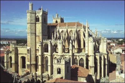 Reconstruite au XIIIe siècle comme une cathédrale du nord dans cet archevêché du midi, elle est restée inachevée. Les voûtes de son chur gothique sont les plus hautes du midi avec 40 mètres :