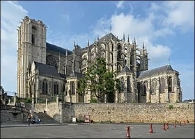 Cette cathédrale possède une façade et une nef romanes des XIe et XIIe et un chur gothique du XIIIe. Située dans la partie haute de la ville, elle est généralement admirée pour son chevet :