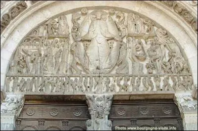 Grande cathédrale romane, consacrée par le pape Innocent II en 1132. Célèbre pour son tympan représentant le jugement dernier. La flèche a été réalisée au XVe siècle :