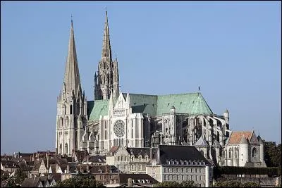 De la cathédrale romane détruite par un incendie en 1194, il reste la façade est élevée au milieu du XIIe, avec un portail à statues colonnes et les deux tours. L'édifice gothique, achevé en grande partie vers 1220, célèbre pour ses vitraux, visible de loin dans la plaine qui entoure la ville, a été célébré par Péguy :