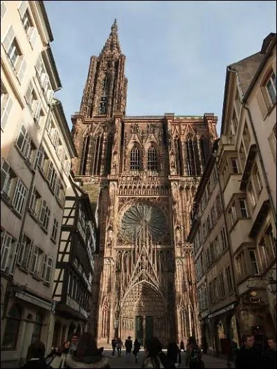 Construite en grès rose entre 1190 et 1275 sur les fondations d'une cathédrale du XIe détruite par un incendie. Grand édifice, visible de très loin, dont la flèche terminée au XVe, culmine à 142m :