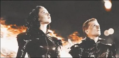Comment Katniss pensait-elle d&eacute;filer sur son char lors du d&eacute;fil&eacute; avant de rencontrer Cinna ?