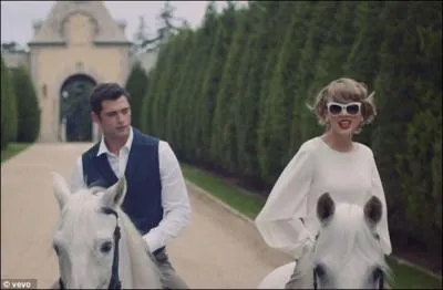 On va plut&ocirc;t se promener dans les jardins royaux avec notre amie Taylor, mais j'ai comme un vide blanc dans ma t&ecirc;te... M'aideriez-vous &agrave; trouver le nom de cette chanson ?