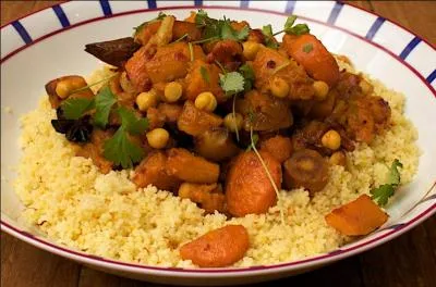 Selon un sondage récent, le couscous est le plat préféré des Français.
