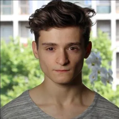 Quel genre de vidéo fait parfois MikaelVousEnParle ?