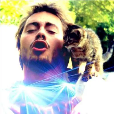 Quel youtubeur anime les "5 théories sur" ?