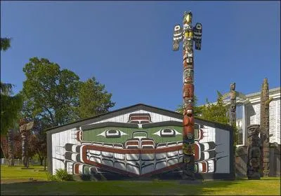 Corbeau, selon les Numunuhs ("le peuple comanche"), s'étant goinfré de raisins trop verts, prit de la hauteur pour se soulager les boyaux. Regardant vers le sol, les graines s'agitaient en tous sens ! Qu'étaient-ce ?