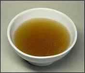 Nous avons fait cuire du boeuf dans de l'eau aromatisée, puis nous avons dégraissé et clarifié le liquide, nous allons manger :