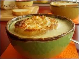 Quel est le nom de cette soupe à l'oignon recouverte de croûtons, fromage rapé, passée au four ?