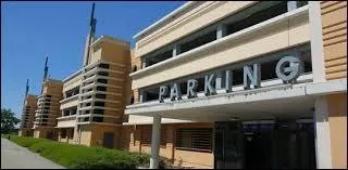 Qui est l'exploitant du parking du Disney Village ?