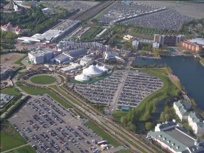 Une fois garé, comment se rend-on aux parcs ?