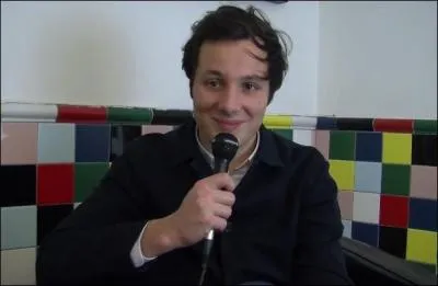 Comment s'appelle ce chanteur dont le titre le plus connu est "Pas là" ?