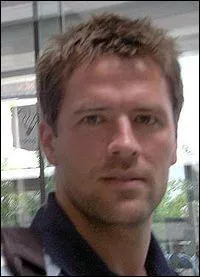 Qui est ce joueur international anglais ayant reçu le Ballon d'or en 2001 ?