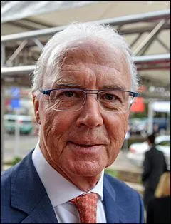 Au cours de sa carrière d'entraîneur, l'Allemand Franz Beckenbauer a entrainé une équipe française, laquelle ?