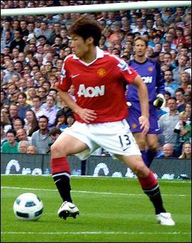 Quel était le poste de Park Ji-sung, ancien footballeur international sud-coréen ?