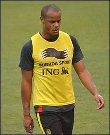 Dans quelle équipe l'actuel capitaine de la sélection belge Vincent Kompany jouait-il entre 2006 et 2008 avant de signer à Manchester City ?