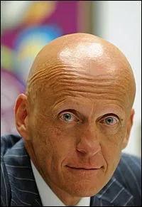 Qui est cet ancien arbitre ayant uvré pour la reconnaissance de sa profession ?