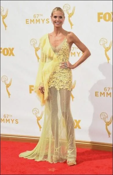 C'est l'un des plus grands top models du monde sur la photographie, Heidi Klum, qui a défilé dans les plus belles robes de couturier ! Son choix ici est malheureux à double titre...