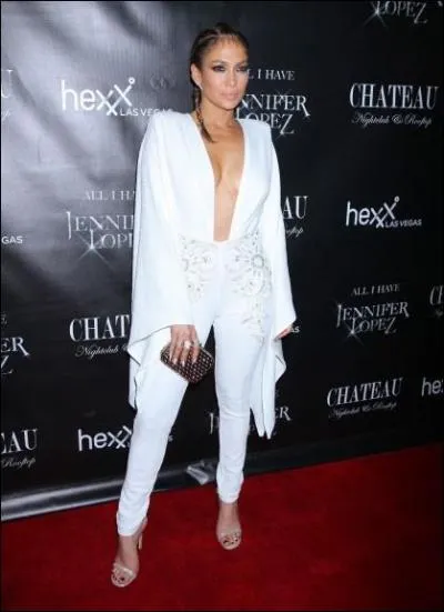 Ah Jennifer Lopez ! Pas toujours heureuse dans ce choix, comme ici avec ce super décolleté et ?