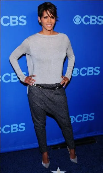 Hally Berry est magnifique, aussi peut-elle tout se permettre, pourtant que peut-on dire de cette tenue... ?