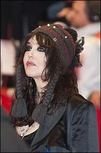 Ce n'est pas totalement un ratage, c'est presqu'amusant. Isabelle Adjani arbore ici ?