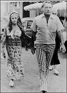 Bien sûr, c'était les années 70 à leur début, et la mode se libérait comme les idées. Quel est ce couple très étrangement vêtu ici, surtout lui ?