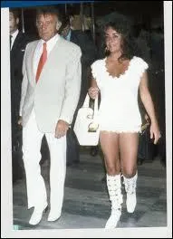 Encore un cliché datant des années 70, mais aujourd'hui la mini-robe est de retour. Ce qui rend la tenue de Liz Taylor un peu étrange, c'est ?