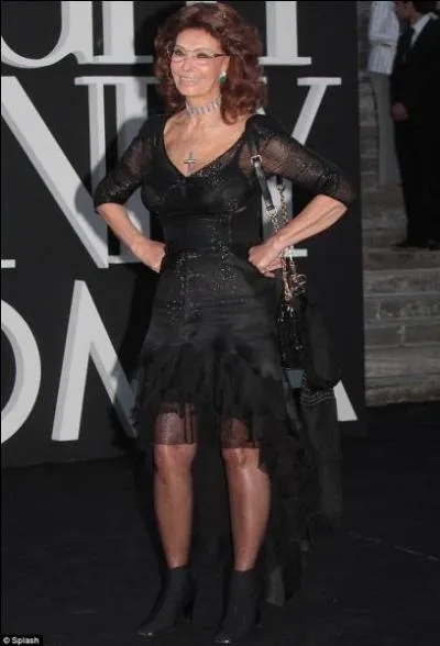 La photographie date de 2013, et Sophia Loren reste une star absolue. Ce qui n'est pas flatteur ici, c'est ?