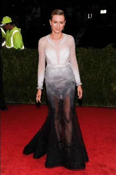 Encore un modèle de robe (ici de Givenchy) qui a fait des ravages à Hollywood. Naomi Watts porte ici un modèle très peu élégant, pour quelle raison ?